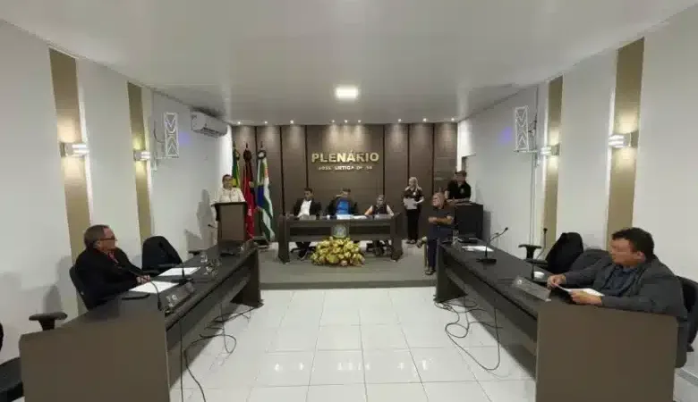 Maringá 98 FM — O Ministério Público do Estado da Paraíba (MPPB) recomendou, a anulação da eleição antecipada da Mesa Diretora da Câmara Municipal de Condado, na Paraíba, para o biênio 2027/2028. A recomendação foi expedida pela Promotoria de Justiça de Patos e aponta que o pleito, realizado em 5 de janeiro de 2025, contraria o entendimento consolidado do Supremo Tribunal Federal (STF). De acordo com o documento assinado pelo promotor de Justiça Caio Terceiro Neto Parente Miranda, a Câmara realizou a eleição da Mesa Diretora para o biênio 2025/2026 no dia 1º de janeiro de 2025, durante a sessão de instalação da legislatura. [&hellip;]