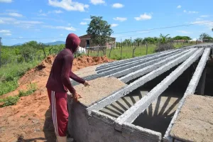 Maringá 98 FM — Com o objetivo de apresentar e discutir o significado e a importância do Gerenciamento de Recursos Hídricos (GRH), bem como cuidar do manuseio adequado das cisternas construídas em suas comunidades, a Secretaria de Estado de Desenvolvimento Humano (Sedh), por meio da Direção de Segurança Alimentar e Nutricional, realizou nesta semana reunião de formação para os beneficiários do Programa de Cisternas no município de Vista Serrana, onde serão construídas 92 cisternas do tipo Primeira Água, com 16 mil litros de capacidade de armazenamento. O Programa de Cisternas é financiado pelo Ministério do Desenvolvimento e Assistência Social, Família e Combate à Fome (MDS), […]
