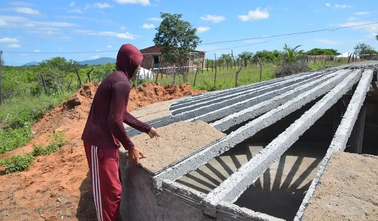 Maringá 98 FM — Com o objetivo de apresentar e discutir o significado e a importância do Gerenciamento de Recursos Hídricos (GRH), bem como cuidar do manuseio adequado das cisternas construídas em suas comunidades, a Secretaria de Estado de Desenvolvimento Humano (Sedh), por meio da Direção de Segurança Alimentar e Nutricional, realizou nesta semana reunião de formação para os beneficiários do Programa de Cisternas no município de Vista Serrana, onde serão construídas 92 cisternas do tipo Primeira Água, com 16 mil litros de capacidade de armazenamento. O Programa de Cisternas é financiado pelo Ministério do Desenvolvimento e Assistência Social, Família e Combate à Fome (MDS), [&hellip;]