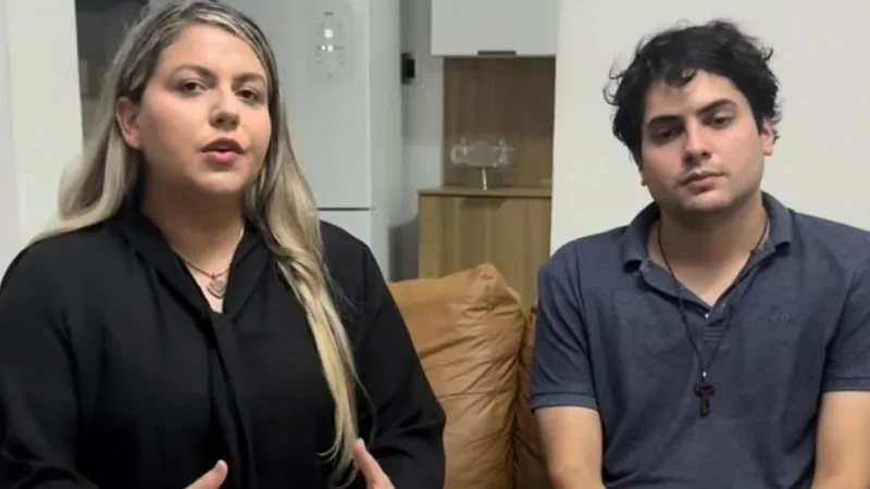 Maringá 98 FM — O proprietário da pizzaria La Favoritta, em Pombal, investigada após uma pessoa morrer e outras 114 pessoas procurarem atendimento médico com sintomas de intoxicação alimentar, se pronunciou publicamente nesta terça-feira (17). Marcos Antônio afirmou que está colaborando com as autoridades e disse não saber o que pode ter causado o episódio. “Não sei o que aconteceu. Eu mesmo entrei em contato com o pessoal da Vigilância Sanitária e os convidei até o estabelecimento. Marcamos um horário para que pudessem fazer a fiscalização, me dar um respaldo e uma resposta do que veio a ocorrer, porque todos nós queremos respostas: eu, [&hellip;]