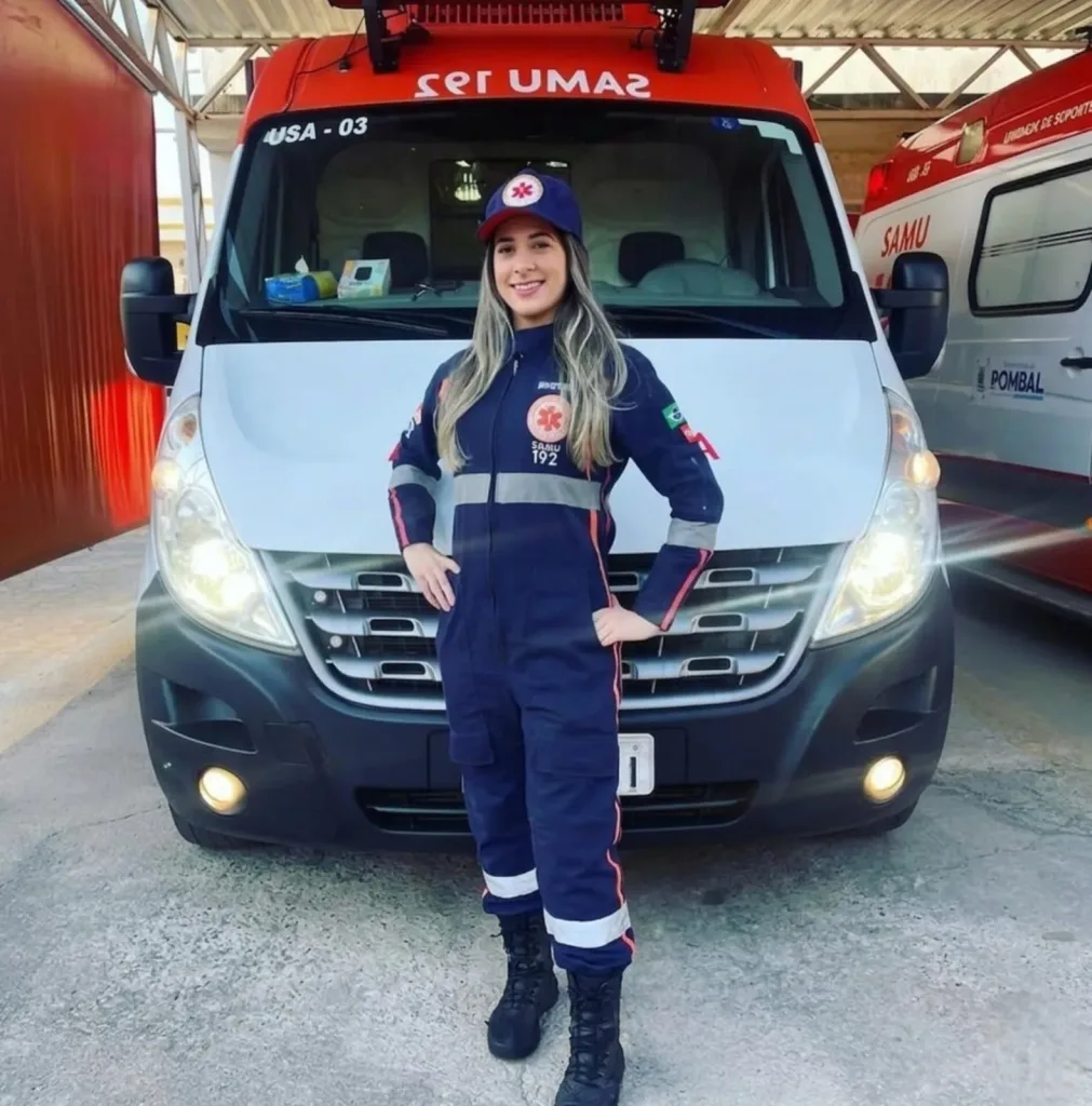 Maringá 98 FM — A ex-coordenadora do Serviço de Atendimento Móvel de Urgência (Samu) de Pombal, no Sertão, Kamila Gomes Martins, de 31 anos, morreu na manhã dessa quarta-feira (25). De acordo com informações de familiares, a enfermeira lutava contra leucemia e estava em tratamento na cidade de João Pessoa. Kamila  não resistiu às complicações da doença. A morte da ex-coordenadora causou comoção entre colegas de trabalho, amigos e moradores da cidade, que lamentaram a perda precoce.  A jovem foi sepultada na manhã desta quinta-feira (26), em Pombal.      Fonte: Diamante Online