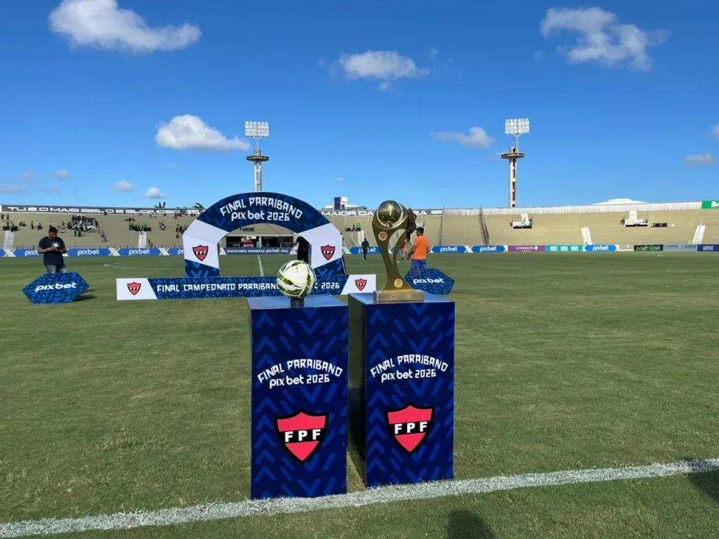 Maringá 98 FM — O Botafogo-PB é campeão Paraibano de 2026 e levanta o seu 31º título estadual. O Belo segurou o placar em 0 a 0 na partida de volta da final e venceu Sousa no Almeidão, em João Pessoa, neste sábado (21), depois de ter derrotado o Dino por 2 a 1, no Marizão, no último domingo (15). Jogador expulso O jogo equilibrado e sem gols teve ainda um jogador do Belo expulso aos 28 minutos do segundo tempo. Kayon saiu após uma entrada forte em Crystian. O cartão foi dado após revisão e recomendação do VAR. Kayon recebeu a punição em […]