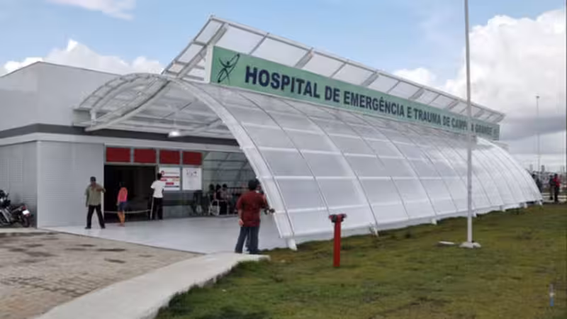 Maringá 98 FM — Uma criança de 11 anos morreu no último sábado (22) após passar três dias internada na Unidade de Terapia Intensiva (UTI) do Hospital de Emergência e Trauma de Campina Grande. O menino sofreu queimaduras em cerca de 60% do corpo durante um incêndio na casa onde morava, no município de Conceição, no Sertão da Paraíba. A criança foi internada no hospital na última terça-feira (17), após ser transferida em estado grave do Hospital de Conceição. Segundo a direção da unidade de saúde, o menino não resistiu aos ferimentos e morreu.