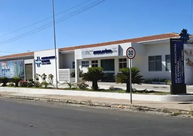 Maringá 98 FM — O Hospital Regional Senador Rui Carneiro, unidade do Governo do Estado na cidade de Pombal, registrou 636 atendimentos neste fim de semana. O balanço tem como base as entradas realizadas a partir das 12h da sexta-feira (13) até a meia-noite do domingo (15). A unidade realizou 26 procedimentos cirúrgicos, 246 atendimentos de urgência, 361 atendimentos ambulatoriais e 03 partos. Ainda durante o fim de semana, a unidade realizou 747 exames laboratoriais, atendeu 03 vítimas de acidentes de trânsito, recebeu 33 pacientes apresentando sintomas de GECA (Gastroenterocolite Aguda), concedeu 42 altas médicas e segue, nesta segunda-feira (16), com 46 pacientes internados [&hellip;]