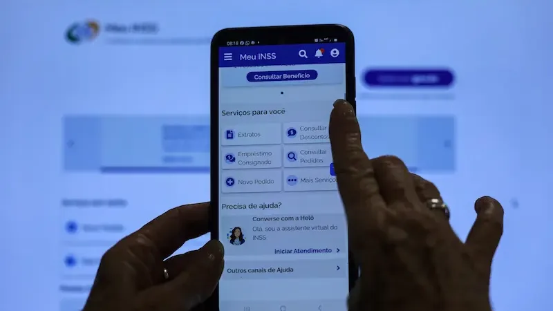 Maringá 98 FM — O INSS (Instituto Nacional do Seguro Social) tem nova regra para concessão e prorrogação do prazo do benefício por incapacidade temporária, o antigo auxílio-doença. Portaria conjunta do instituto e do Ministério da Previdência Social, publicada nesta terça-feira (24), criou o Novo Atestmed para análise e decisão de benefícios por meio de análise documental, sem precisar de consulta presencial. O prazo máximo de duração desse benefício, quando concedido via Atestmed, será ampliado dos atuais 60 dias para até 90 dias. Além disso, a concessão do benefício será feita mediante a emissão de parecer técnico, evidências e documentos médicos apresentados pelo requerente. Com isso, o [&hellip;]