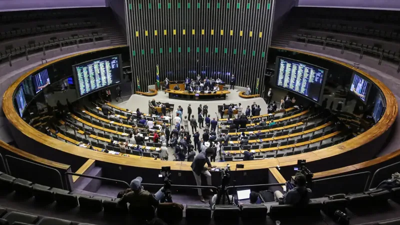 Maringá 98 FM — A Câmara dos Deputados aprovou projeto de lei que aumenta as penas para os crimes de furto, roubo, receptação de produtos roubados, roubo seguido de morte (latrocínio) e outros. A proposta será enviada à sanção presidencial. Foi aprovado em Plenário, nesta quarta-feira (18), um substitutivo do Senado ao Projeto de Lei 3780/23, de autoria do deputado Kim Kataguiri (Missão-SP) e outros. O texto final mantém vários trechos do que foi aprovado anteriormente pela Câmara em 2023, segundo parecer do relator, deputado Alfredo Gaspar (União-AL). Para o relator, as alterações do Senado deram um abrandamento das penas. “O Senado adotou uma solução que vai [&hellip;]