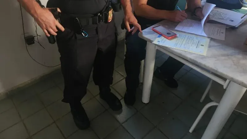 Maringá 98 FM — Um homem investigado por armazenar vídeos de estupro de crianças foi alvo de uma operação da Polícia Federal na manhã desta terça-feira (30) em João Pessoa. A ação foi denominada Guardião Digital II. Durante a operação foi cumprido um mandado de busca e apreensão, expedido pela Justiça Federal da Paraíba, além da determinação judicial de quebra do sigilo telemático do investigado. “A operação integra o conjunto de medidas estratégicas voltadas à repressão qualificada de delitos que atentam contra a dignidade sexual de crianças e adolescentes, observando rigorosamente os preceitos normativos vigentes e os fundamentos constitucionais do princípio da proteção integral, [&hellip;]