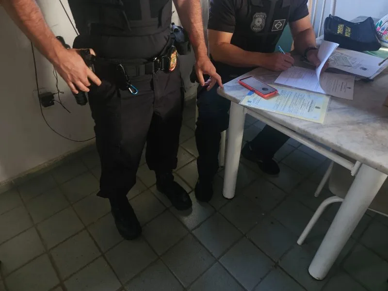 Maringá 98 FM — Um homem investigado por armazenar vídeos de estupro de crianças foi alvo de uma operação da Polícia Federal na manhã desta terça-feira (30) em João Pessoa. A ação foi denominada Guardião Digital II. Durante a operação foi cumprido um mandado de busca e apreensão, expedido pela Justiça Federal da Paraíba, além da determinação judicial de quebra do sigilo telemático do investigado. “A operação integra o conjunto de medidas estratégicas voltadas à repressão qualificada de delitos que atentam contra a dignidade sexual de crianças e adolescentes, observando rigorosamente os preceitos normativos vigentes e os fundamentos constitucionais do princípio da proteção integral, […]