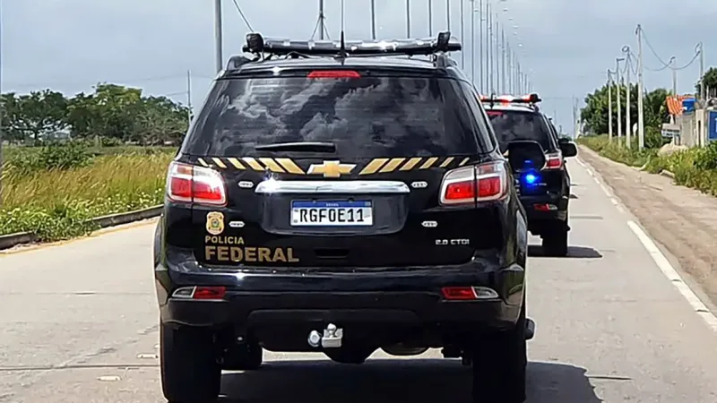 Maringá 98 FM — A Polícia Federal deflagrou nesta terça-feira (12), a Operação Concorrência Simulada, com o objetivo de combater organização criminosa que se dedica à fraude em concursos públicos e lavagem de dinheiro. Foram cumpridos 11 mandados de busca e apreensão e dois de prisão preventiva em cidades na Paraíba, Pernambuco e Alagoas. Foram identificadas fraudes em concursos diversos tais como Tribunais, Universidades, Policias Civil e Militares dentre outros. Servidores públicos de alto escalão que atuavam junto ao grupo criminoso também foram alvo de mandados de busca e apreensão. Os investigados poderão responder pelos crimes de fraude em concurso público – art. 311-A CP, concussão – art. 316 CP, lavagem de dinheiro [&hellip;]