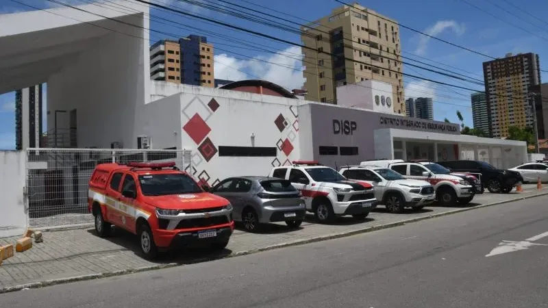 Maringá 98 FM — Um delegado da Polícia Civil foi afastado após ser acusado de importunação sexual contra uma criança de 9 anos, na praia do Bessa, em João Pessoa. O caso ocorreu nesse domingo (15). Segundo relatos de uma comerciante que trabalha em um quiosque da praia, o homem teria mostrado as partes íntimas para a criança, que é filha dela. A mulher também disse que outras pessoas relataram que o homem estava fazendo atos obscenos na presença de clientes no local e, ao ser repreendido, ameaçou dizendo que “não sabiam com quem estavam mexendo”. O delegado foi conduzido para a Delegacia Integrada [&hellip;]