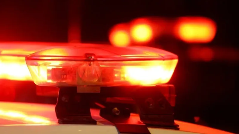 Maringá 98 FM — Um homem é suspeito de atear fogo na casa da própria companheira, na cidade de Manaíra, no Sertão da Paraíba. O crime teria ocorrido após uma discussão motivada pela recusa da mulher em aceitar um relacionamento a três, envolvendo uma amiga do casal. O caso aconteceu no último sábado (28). De acordo com as informações, o suspeito se revoltou com a negativa, ameaçou a vítima e deixou o local. No entanto, pouco tempo depois, ele retornou com gasolina e incendiou a residência, onde também funcionava um bar. As chamas se espalharam rapidamente, destruindo móveis, utensílios domésticos e roupas. Moradores da região ainda tentaram conter o incêndio, mas o [&hellip;]