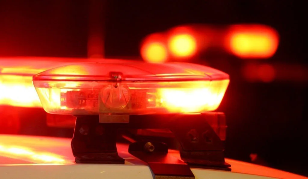 Maringá 98 FM — Um homem é suspeito de atear fogo na casa da própria companheira, na cidade de Manaíra, no Sertão da Paraíba. O crime teria ocorrido após uma discussão motivada pela recusa da mulher em aceitar um relacionamento a três, envolvendo uma amiga do casal. O caso aconteceu no último sábado (28). De acordo com as informações, o suspeito se revoltou com a negativa, ameaçou a vítima e deixou o local. No entanto, pouco tempo depois, ele retornou com gasolina e incendiou a residência, onde também funcionava um bar. As chamas se espalharam rapidamente, destruindo móveis, utensílios domésticos e roupas. Moradores da região ainda tentaram conter o incêndio, mas o […]