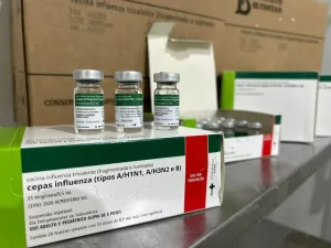 Maringá 98 FM — ASecretaria de Estado da Saúde da Paraíba (SES-PB) iniciou, nesta segunda-feira (23), a distribuição de doses da vacina contra a influenza para os municípios paraibanos, como parte da estratégia nacional de vacinação coordenada pelo Ministério da Saúde. Com o envio das remessas, os municípios já estão autorizados a iniciar a vacinação de forma imediata, conforme o recebimento das doses, com reforço das ações no ‘Dia D de Mobilização’, que será realizado no próximo sábado (28). A campanha segue até o dia 30 de maio e tem como principal objetivo ampliar a proteção da população contra os vírus da influenza, especialmente […]