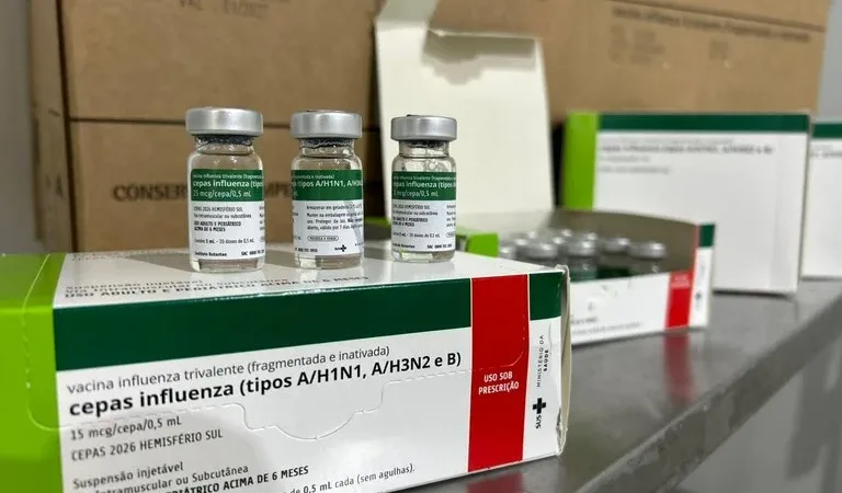 Maringá 98 FM — ASecretaria de Estado da Saúde da Paraíba (SES-PB) iniciou, nesta segunda-feira (23), a distribuição de doses da vacina contra a influenza para os municípios paraibanos, como parte da estratégia nacional de vacinação coordenada pelo Ministério da Saúde. Com o envio das remessas, os municípios já estão autorizados a iniciar a vacinação de forma imediata, conforme o recebimento das doses, com reforço das ações no ‘Dia D de Mobilização’, que será realizado no próximo sábado (28). A campanha segue até o dia 30 de maio e tem como principal objetivo ampliar a proteção da população contra os vírus da influenza, especialmente [&hellip;]