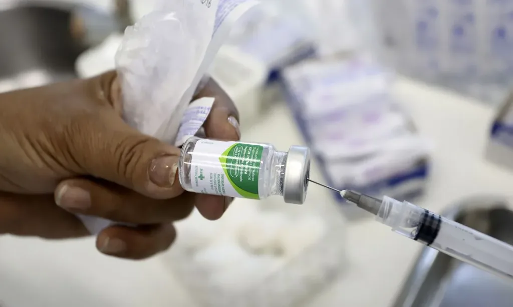 Maringá 98 FM — O novo boletim InfoGripe da Fundação Oswaldo Cruz (Fiocruz), divulgado nesta sexta-feira (20), acende um alerta para o avanço da circulação do vírus Influenza A em território nacional. O aumento do vírus tem impulsionado os índices de Síndrome Respiratória Aguda Grave (SRAG) em estados de quase todas as regiões do país. De acordo com os dados, a alta é expressiva no Mato Grosso e na maioria dos estados do Nordeste, com exceção do Piauí. Na região Norte, o cenário de crescimento atinge Amapá, Pará e Rondônia, enquanto no Sudeste, os estados do Rio de Janeiro e Espírito Santo apresentam indicadores em ascensão. […]