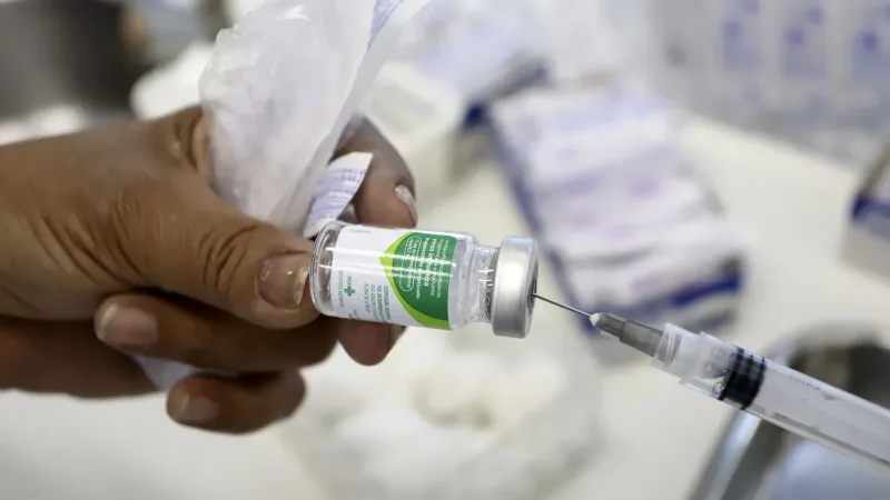Maringá 98 FM — O novo boletim InfoGripe da Fundação Oswaldo Cruz (Fiocruz), divulgado nesta sexta-feira (20), acende um alerta para o avanço da circulação do vírus Influenza A em território nacional. O aumento do vírus tem impulsionado os índices de Síndrome Respiratória Aguda Grave (SRAG) em estados de quase todas as regiões do país. De acordo com os dados, a alta é expressiva no Mato Grosso e na maioria dos estados do Nordeste, com exceção do Piauí. Na região Norte, o cenário de crescimento atinge Amapá, Pará e Rondônia, enquanto no Sudeste, os estados do Rio de Janeiro e Espírito Santo apresentam indicadores em ascensão. [&hellip;]