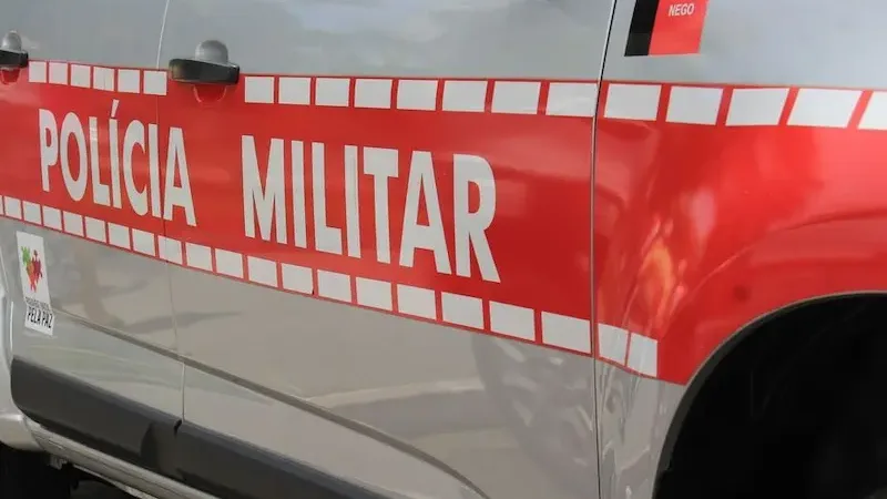 Maringá 98 FM — A Polícia Militar foi acionada na noite desta terça-feira (24) para atender uma ocorrência de ameaça relacionada à suposta agiotagem no centro de Pombal, no Sertão da Paraíba. A vítima, Paulo Fernandes da Silva Martins, relatou que dois homens, identificados como Richard e Freddy, de nacionalidade colombiana, fizeram ameaças exigindo o pagamento imediato de uma dívida, afirmando que ele sofreria “consequências” caso não quitasse o valor. Quando a guarnição chegou ao local, na Rua Antônio Oliveira, os suspeitos já haviam fugido. Foram realizadas buscas pela região, mas ninguém foi localizado. O caso foi encaminhado à Delegacia de Polícia Civil de [&hellip;]