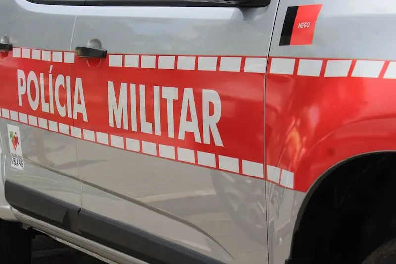 Maringá 98 FM — A Polícia Militar foi acionada na noite desta terça-feira (24) para atender uma ocorrência de ameaça relacionada à suposta agiotagem no centro de Pombal, no Sertão da Paraíba. A vítima, Paulo Fernandes da Silva Martins, relatou que dois homens, identificados como Richard e Freddy, de nacionalidade colombiana, fizeram ameaças exigindo o pagamento imediato de uma dívida, afirmando que ele sofreria “consequências” caso não quitasse o valor. Quando a guarnição chegou ao local, na Rua Antônio Oliveira, os suspeitos já haviam fugido. Foram realizadas buscas pela região, mas ninguém foi localizado. O caso foi encaminhado à Delegacia de Polícia Civil de […]