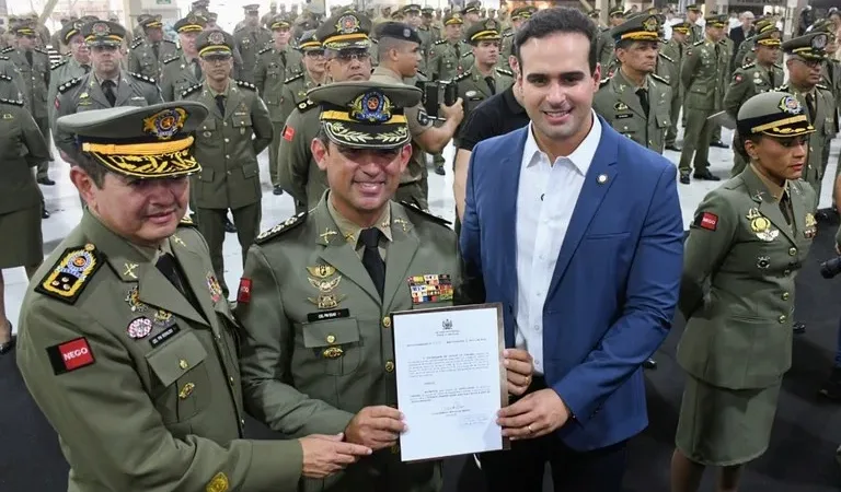 Maringá 98 FM — Ogovernador Lucas Ribeiro participou, nesta quarta-feira (29), da solenidade de entrega dos atos promocionais de 112 oficiais da Polícia Militar da Paraíba (PMPB), que foi realizada na Praça do Povo do Espaço Cultural José Lins do Rêgo, em João Pessoa. Na ocasião, o chefe do Executivo estadual destacou que a iniciativa demonstra o compromisso do Governo com a segurança pública. A solenidade foi marcada ainda pela posse dos novos comandos e diretorias da Polícia Militar, com destaque para o Batalhão de Polícia Ambiental (BPAmb), que vai ter a comandante tenente-coronel Letícia Barros — a primeira mulher a ocupar esse posto [&hellip;]