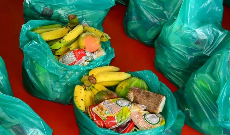 Maringá 98 FM — OGoverno da Paraíba, por meio da Secretaria de Estado do Desenvolvimento Humano (Sedh), realizou, nessa terça e quarta-feira (31 e 1º), mais uma etapa de distribuição de alimentos do Programa de Aquisição de Alimentos, modalidade de Compra com Distribuição Simultânea (PAA-CDS). Foram cerca de 53 toneladas de alimentos entregues nas cidades de Pombal e Prata, produtos adquiridos com recursos oriundos do Termo de Adesão junto ao Ministério do Desenvolvimento e Assistência Social, Família e Combate à Fome (MDS). São recursos investidos para promover a segurança alimentar e nutricional, com foco nas famílias em situação de risco e vulnerabilidade social. Cerca de 160 [&hellip;]