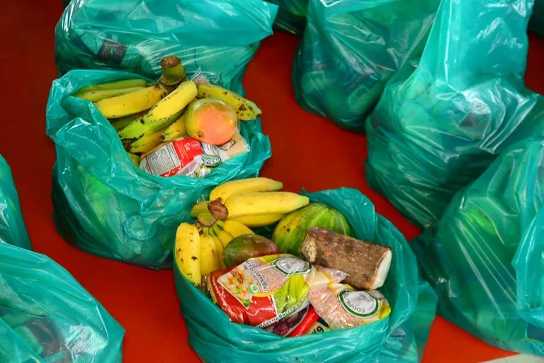 Maringá 98 FM — OGoverno da Paraíba, por meio da Secretaria de Estado do Desenvolvimento Humano (Sedh), realizou, nessa terça e quarta-feira (31 e 1º), mais uma etapa de distribuição de alimentos do Programa de Aquisição de Alimentos, modalidade de Compra com Distribuição Simultânea (PAA-CDS). Foram cerca de 53 toneladas de alimentos entregues nas cidades de Pombal e Prata, produtos adquiridos com recursos oriundos do Termo de Adesão junto ao Ministério do Desenvolvimento e Assistência Social, Família e Combate à Fome (MDS). São recursos investidos para promover a segurança alimentar e nutricional, com foco nas famílias em situação de risco e vulnerabilidade social. Cerca de 160 […]