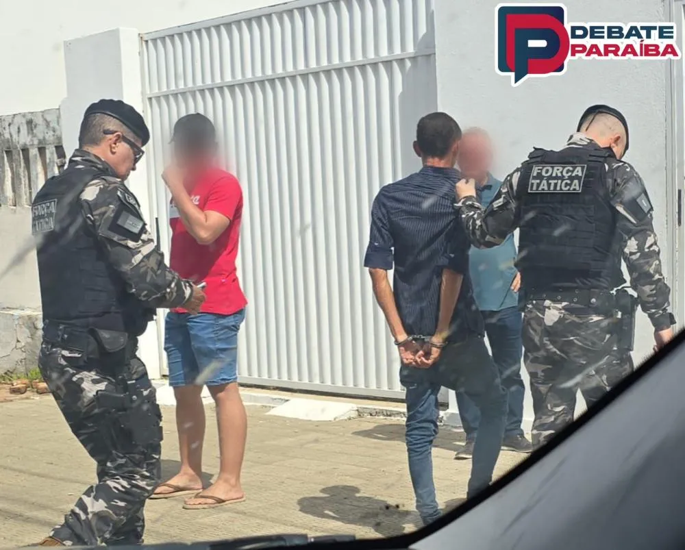 Maringá 98 FM — Por volta das 14h desta quinta-feira (16), a Polícia Militar foi acionada através do número de emergência 190, para atender uma ocorrência de furto que teria acontecido no supermercado Compre Mais, que fica localizado no bairro Nova Vida I, no município de Pombal. Prontamente, uma guarnição da Força Tática da 3ª CIA/14° BPM compareceu ao local indicado e ao chegar constatou a veracidade do ocorrido. Conforme informações, funcionários do estabelecimento perceberam a movimentação estranha de um homem e ao verificarem o sistema de monitoramento, constataram que ele havia subtraído objetos do supermercado. Ao analisarem as imagens, a guarnição efetuou diligências […]