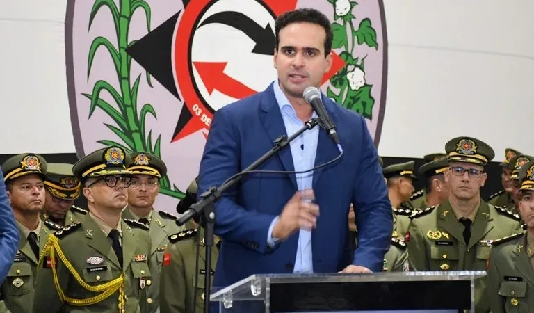 Maringá 98 FM — governador Lucas Ribeiro participou, na tarde desta quarta-feira (8), da solenidade de passagem de comando da Polícia Militar da Paraíba, em João Pessoa. O chefe do Executivo estadual também empossou o novo procurador-geral do Estado. Os eventos foram realizados no Centro de Convenções de João Pessoa. Na cerimônia militar, assumiu o comando-geral da corporação o coronel José Ronildo Souza da Silva, tendo como subcomandante-geral o coronel Douglas Ferreira de Araújo. A solenidade contou com a tradicional revista às tropas e reuniu autoridades civis e militares. O governador ressaltou os investimentos realizados e a atuação integrada das forças de segurança no [&hellip;]