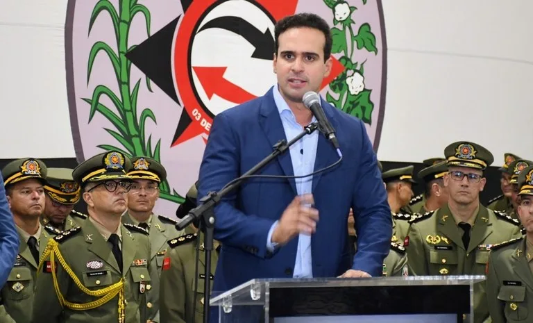 Maringá 98 FM — governador Lucas Ribeiro participou, na tarde desta quarta-feira (8), da solenidade de passagem de comando da Polícia Militar da Paraíba, em João Pessoa. O chefe do Executivo estadual também empossou o novo procurador-geral do Estado. Os eventos foram realizados no Centro de Convenções de João Pessoa. Na cerimônia militar, assumiu o comando-geral da corporação o coronel José Ronildo Souza da Silva, tendo como subcomandante-geral o coronel Douglas Ferreira de Araújo. A solenidade contou com a tradicional revista às tropas e reuniu autoridades civis e militares. O governador ressaltou os investimentos realizados e a atuação integrada das forças de segurança no […]