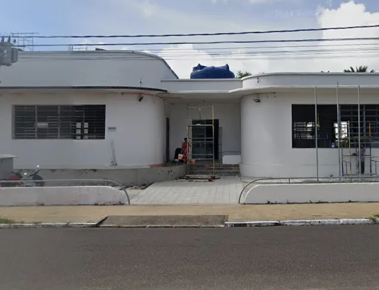 Maringá 98 FM — Um estudante de 17 anos esfaqueou um colega de sala, na tarde desta segunda-feira (27), e fugiu após o ataque. O caso ocorreu na escola Argentina Pereira Gomes, no bairro do Centro, em João Pessoa. Informações preliminares indicam que os alunos estariam na sala de aula, quando o suspeito sacou uma faca e atingiu a vítima. Segundo a apuração do Portal Correio, o jovem teria solicitado uma transferência da escola pois era vítima de bullying. O diretor da escola teria negado o pedido. O aluno que foi ferido, de 16 anos, seria um dos autores do bullying contra o suspeito. [&hellip;]