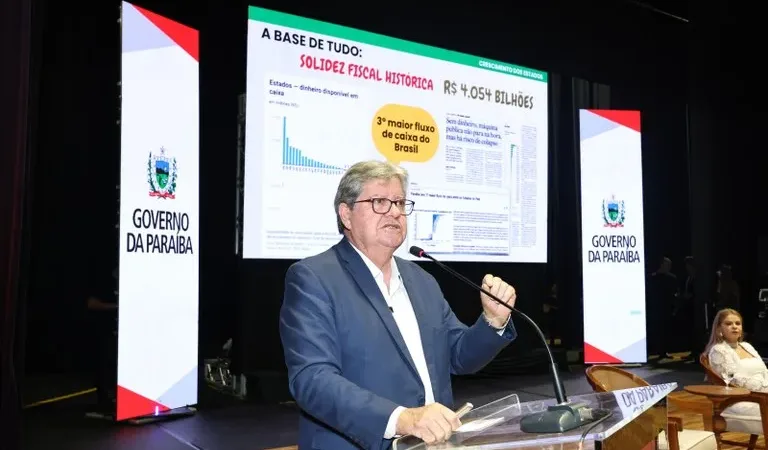 Maringá 98 FM — Ogovernador João Azevêdo prestou, no fim da manhã desta terça-feira (1°), contas à população paraibana das ações e resultados da gestão de 2019 a 2026, período em que ele esteve à frente da administração do Estado. Valorização dos servidores, com aumento linear de 40% nesses últimos anos, entre outras políticas, como qualificação e concursos, avanços na Saúde com Programas como Coração Paraibano e Paraíba Contra o Câncer, assim como a gestão fiscal foram alguns dos temas abordados pelo chefe do Executivo estadual na ocasião.  A prestação de contas, que ocorreu no Teatro Paulo Pontes do Espaço Cultural José Lins do [&hellip;]
