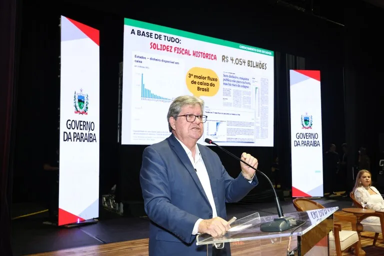 Maringá 98 FM — Ogovernador João Azevêdo prestou, no fim da manhã desta terça-feira (1°), contas à população paraibana das ações e resultados da gestão de 2019 a 2026, período em que ele esteve à frente da administração do Estado. Valorização dos servidores, com aumento linear de 40% nesses últimos anos, entre outras políticas, como qualificação e concursos, avanços na Saúde com Programas como Coração Paraibano e Paraíba Contra o Câncer, assim como a gestão fiscal foram alguns dos temas abordados pelo chefe do Executivo estadual na ocasião.  A prestação de contas, que ocorreu no Teatro Paulo Pontes do Espaço Cultural José Lins do […]