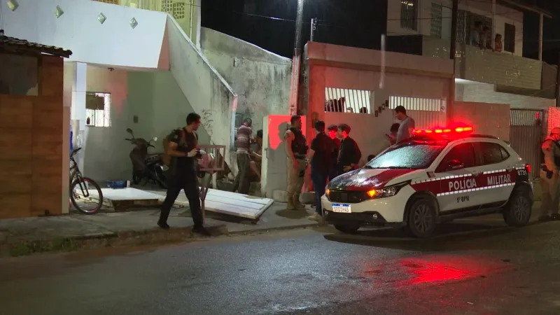 Maringá 98 FM — Uma criança de 3 anos morreu após o muro de uma residência cair sobre ela, no fim da tarde deste domingo (19), no bairro Funcionários II, em João Pessoa. O acidente mobilizou familiares e equipes de emergência, mas a vítima não resistiu aos ferimentos. Segundo informações do Corpo de Bombeiros Militar da Paraíba, a criança foi socorrida por familiares e levada ao quartel da corporação, no bairro do Geisel. Ela chegou ao local com politraumatismo. O Serviço de Atendimento Móvel de Urgência também foi acionado, porém, ao chegar, constatou o óbito da criança. Imagens registraram o momento em que o muro desaba, evidenciando a gravidade do acidente. [&hellip;]
