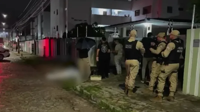 Maringá 98 FM — Uma mulher foi morta a facadas pelo próprio irmão, durante uma discussão nessa quinta-feira (23), no bairro dos Bancários, em João Pessoa. O suspeito, de 63 anos, foi preso em flagrante pela Polícia Militar da Paraíba. A vítima chegou a ser socorrida, mas não resistiu aos ferimentos e morreu ainda na rua. Segundo informações apuradas no local, os dois irmãos iniciaram uma discussão cujo motivo ainda é desconhecido. Durante o desentendimento, o homem desferiu cerca de sete golpes de faca contra a irmã. Após o ataque, o suspeito ainda tentou socorrer a vítima, levando-a em direção a uma unidade de saúde próxima. No entanto, a mulher [&hellip;]