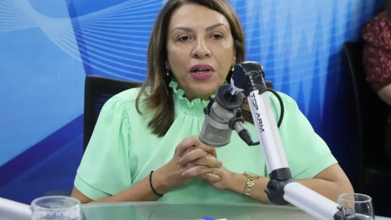 Maringá 98 FM — A presidente estadual do Partido dos Trabalhadores (PT), deputada Cida Ramos, disse, nesta segunda-feira (13), que a legenda mantém o interesse em ocupar espaços na gestão Lucas Ribeiro (PP) e citou a Secretaria de Desenvolvimento Humano como um das opções. Segundo ela, a legenda não tem nada contra a ex-secretária Pollyanna Werton, que indicou o noivo para o posto. “Não temos nada contra Pollyanna, mas para nós do PT, secretaria não é capitania hereditária”, disse. A declaração aconteceu durante entrevista ao programa Arapuan Verdade, da Rádio Arapuan FM. Durante a entrevista, Cida Ramos disse que o PT tratou de uma política [&hellip;]
