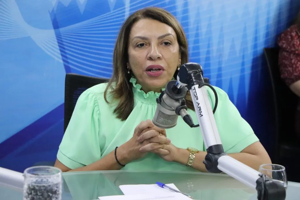 Maringá 98 FM — A presidente estadual do Partido dos Trabalhadores (PT), deputada Cida Ramos, disse, nesta segunda-feira (13), que a legenda mantém o interesse em ocupar espaços na gestão Lucas Ribeiro (PP) e citou a Secretaria de Desenvolvimento Humano como um das opções. Segundo ela, a legenda não tem nada contra a ex-secretária Pollyanna Werton, que indicou o noivo para o posto. “Não temos nada contra Pollyanna, mas para nós do PT, secretaria não é capitania hereditária”, disse. A declaração aconteceu durante entrevista ao programa Arapuan Verdade, da Rádio Arapuan FM. Durante a entrevista, Cida Ramos disse que o PT tratou de uma política […]