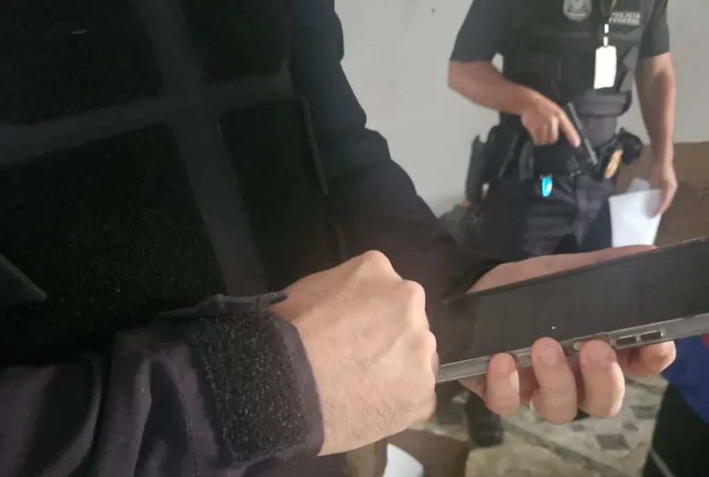 Maringá 98 FM — A Polícia Federal deflagrou, na manhã desta quinta-feira (9), as operações Guardião Digital IV e Operação Rescue 21 para reprimir o crime de armazenamento de imagens e de vídeos com conteúdo de abuso sexual de crianças e adolescentes na Paraíba. Uma pessoa foi presa. Em João Pessoa, durante a ação ‘Guardião Digital IV’, a PF cumpriu um mandado de busca e apreensão, expedido pela Justiça da Paraíba. Também foi cumprida a determinação judicial de quebra do sigilo do celular do investigado. No interior do estado, na operação Rescue 21, a polícia cumpriu três mandados de busca e apreensão expedidos pela […]