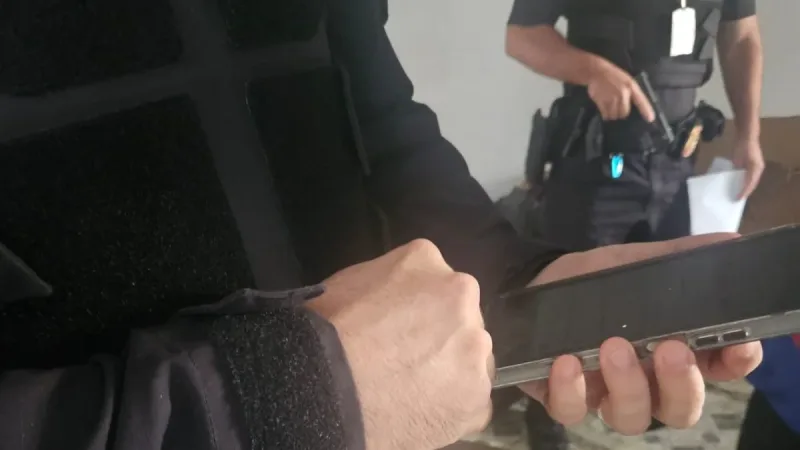 Maringá 98 FM — A Polícia Federal deflagrou, na manhã desta quinta-feira (9), as operações Guardião Digital IV e Operação Rescue 21 para reprimir o crime de armazenamento de imagens e de vídeos com conteúdo de abuso sexual de crianças e adolescentes na Paraíba. Uma pessoa foi presa. Em João Pessoa, durante a ação ‘Guardião Digital IV’, a PF cumpriu um mandado de busca e apreensão, expedido pela Justiça da Paraíba. Também foi cumprida a determinação judicial de quebra do sigilo do celular do investigado. No interior do estado, na operação Rescue 21, a polícia cumpriu três mandados de busca e apreensão expedidos pela [&hellip;]