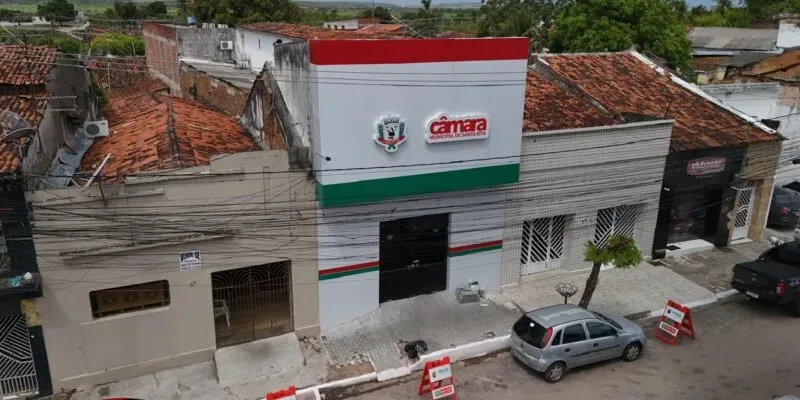 Maringá 98 FM — Um vereador da cidade de Santa Rita foi alvo de mandado de busca e apreensão durante operação deflagrada nesta quarta-feira (8) pela Polícia Civil da Paraíba. A ação, que segue em andamento, tem como objetivo desarticular uma organização criminosa suspeita de atuar no município. De acordo com as primeiras informações, o parlamentar foi conduzido à delegacia para prestar esclarecimentos. Mandados também foram cumpridos na Câmara Municipal de Santa Rita, ampliando o alcance da investigação. A operação, denominada “Bebelândia 2”, é coordenada pelo delegado Aneilton Castro e faz parte de um inquérito instaurado desde outubro do ano passado. A ação é realizada de forma integrada entre as polícias Civil e Militar. Segundo o delegado, [&hellip;]