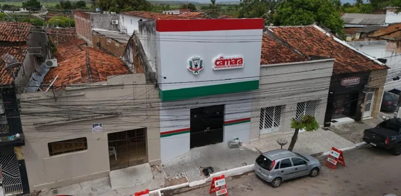 Maringá 98 FM — Um vereador da cidade de Santa Rita foi alvo de mandado de busca e apreensão durante operação deflagrada nesta quarta-feira (8) pela Polícia Civil da Paraíba. A ação, que segue em andamento, tem como objetivo desarticular uma organização criminosa suspeita de atuar no município. De acordo com as primeiras informações, o parlamentar foi conduzido à delegacia para prestar esclarecimentos. Mandados também foram cumpridos na Câmara Municipal de Santa Rita, ampliando o alcance da investigação. A operação, denominada “Bebelândia 2”, é coordenada pelo delegado Aneilton Castro e faz parte de um inquérito instaurado desde outubro do ano passado. A ação é realizada de forma integrada entre as polícias Civil e Militar. Segundo o delegado, […]