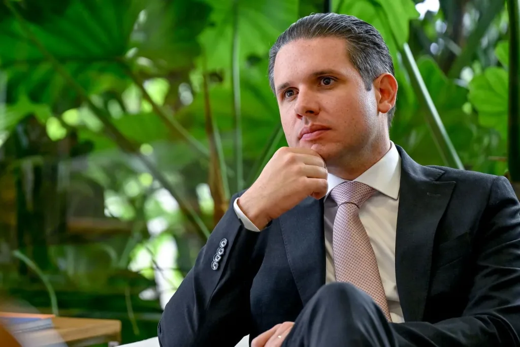 Maringá 98 FM —   O presidente da Câmara dos Deputados, Hugo Motta (Republicanos-PB), disse que o Executivo não encaminhará um projeto de lei com urgência constitucional sobre o fim da escala 6×1. Pelo acordo firmado com o governo, o assunto será tratado pela Proposta de emenda à Constituição que já está em análise, e deve ter sua admissibilidade votada na próxima semana. Hugo Motta afirmou que o objetivo é votar em Plenário a proposta até o final de maio. Ele deu a declaração após reunião de líderes para definir a pauta da semana. Hugo Motta também informou que o projeto que regulamenta os […]