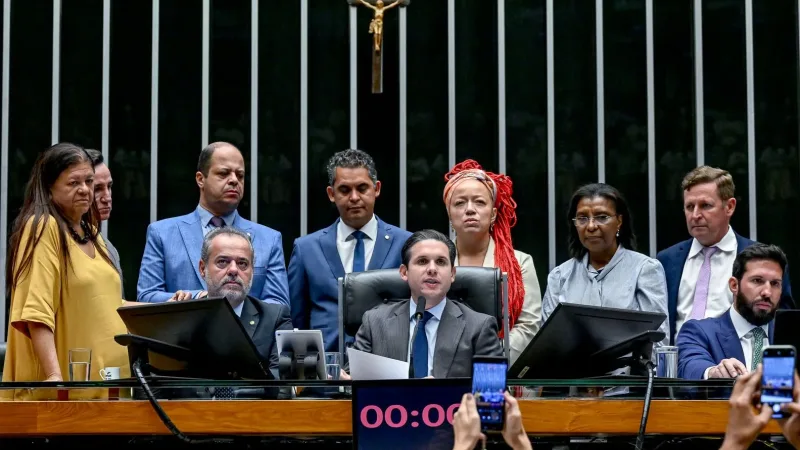 Maringá 98 FM — Promessa de Hugo: Câmara aprova em 1º turno PEC que garante investimento mínimo na assistência social Brasília — A Câmara dos Deputados aprovou, em primeiro turno, na noite desta quarta-feira (8), a Proposta de Emenda à Constituição (PEC) 383/17, que estabelece um percentual mínimo de investimento na assistência social em todo o país. A proposta representa um avanço na consolidação de políticas públicas voltadas às populações mais vulneráveis. O texto aprovado prevê a vinculação progressiva de recursos, partindo de 0,5% até alcançar 1% da receita corrente líquida, garantindo maior previsibilidade orçamentária para o Sistema Único de Assistência Social (SUAS). A [&hellip;]