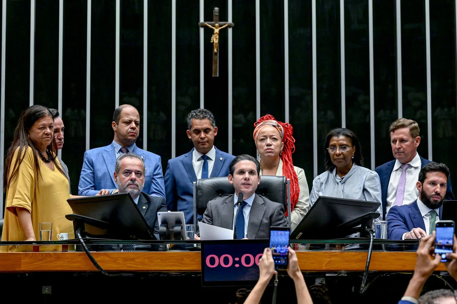 Maringá 98 FM — Promessa de Hugo: Câmara aprova em 1º turno PEC que garante investimento mínimo na assistência social Brasília — A Câmara dos Deputados aprovou, em primeiro turno, na noite desta quarta-feira (8), a Proposta de Emenda à Constituição (PEC) 383/17, que estabelece um percentual mínimo de investimento na assistência social em todo o país. A proposta representa um avanço na consolidação de políticas públicas voltadas às populações mais vulneráveis. O texto aprovado prevê a vinculação progressiva de recursos, partindo de 0,5% até alcançar 1% da receita corrente líquida, garantindo maior previsibilidade orçamentária para o Sistema Único de Assistência Social (SUAS). A […]