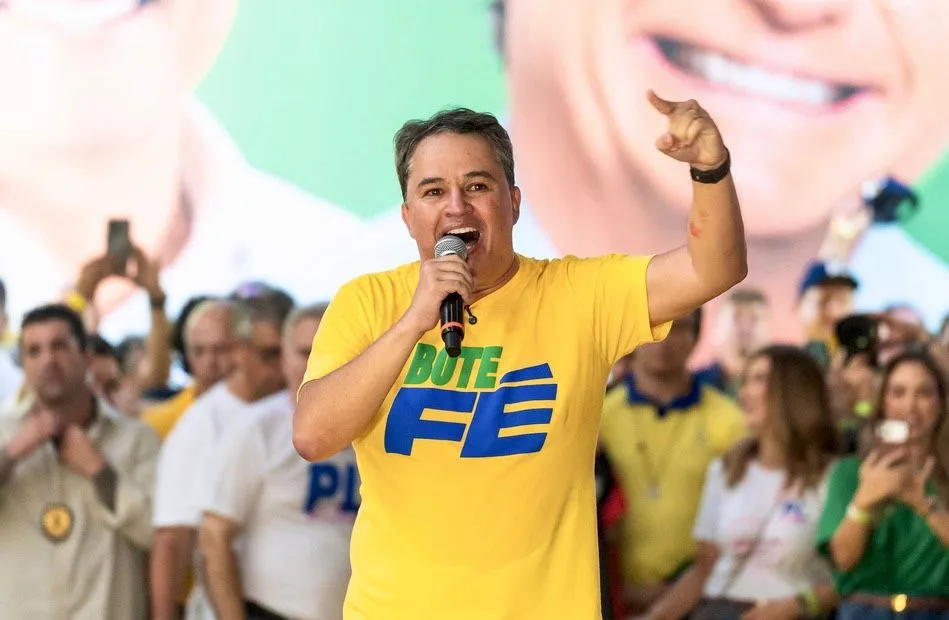 Maringá 98 FM — Foguete dispara: pesquisa coloca Efraim em 2º lugar e consolida caminho para o 2º turno na Paraíba A nova pesquisa do Instituto Veritá, divulgada nesta quarta-feira (8), confirma o crescimento do senador Efraim Filho e muda o cenário da disputa pelo Governo da Paraíba. O pré-candidato sai do terceiro lugar e assume a segunda posição, com números que já o colocam em rota direta para o segundo turno das eleições de 2026. Na pesquisa estimulada, Lucas Ribeiro aparece com 40,2%, seguido por Efraim Filho, que alcança 28,9% e ultrapassa Cícero Lucena, com 27,3%. O resultado reforça a escalada do senador, […]