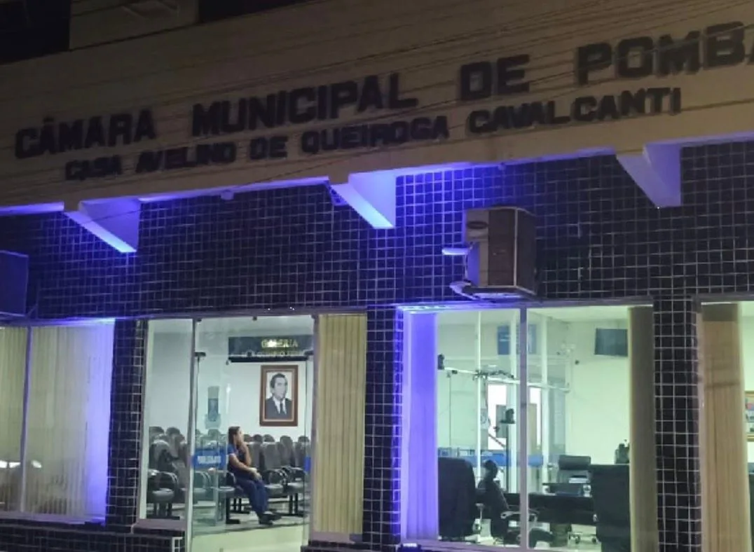 Maringá 98 FM — Em sessão realizada nesta segunda-feira (13), na Câmara Municipal de Pombal, os vereadores manifestaram apoio unânime à criação de uma Companhia Independente da Polícia Militar no município. A iniciativa é considerada de grande importância para fortalecer a segurança pública e melhorar a prestação dos serviços policiais em Pombal e em toda a região. Os 13 parlamentares da Casa se posicionaram favoravelmente à proposta e assumiram o compromisso de cobrar das autoridades competentes a concretização da demanda.