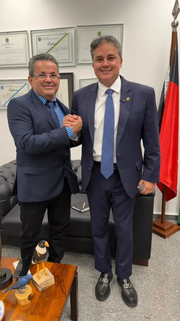 Maringá 98 FM — Candidato a prefeito do MDB, Ronaldo Pneus, declara apoio a Efraim   A pré-candidatura do senador Efraim Filho ao Governo da Paraíba segue ganhando musculatura política e adesões estratégicas pelo estado. Desta vez, quem embarcou no projeto foi o empresário e liderança política do agreste paraibano, com grande influência na Serra da Borborema, Ronaldo Pneus (MDB-PB), que declarou apoio após encontro realizado em Brasília nessa quarta-feira (15). O gesto simboliza não apenas um alinhamento político, mas o fortalecimento de uma parceria que pretende consolidar o projeto de Efraim de transformar o estado em uma vitrine de desenvolvimento e inovação.   […]