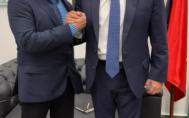 Maringá 98 FM — Candidato a prefeito do MDB, Ronaldo Pneus, declara apoio a Efraim &nbsp; A pré-candidatura do senador Efraim Filho ao Governo da Paraíba segue ganhando musculatura política e adesões estratégicas pelo estado. Desta vez, quem embarcou no projeto foi o empresário e liderança política do agreste paraibano, com grande influência na Serra da Borborema, Ronaldo Pneus (MDB-PB), que declarou apoio após encontro realizado em Brasília nessa quarta-feira (15). O gesto simboliza não apenas um alinhamento político, mas o fortalecimento de uma parceria que pretende consolidar o projeto de Efraim de transformar o estado em uma vitrine de desenvolvimento e inovação. &nbsp; [&hellip;]