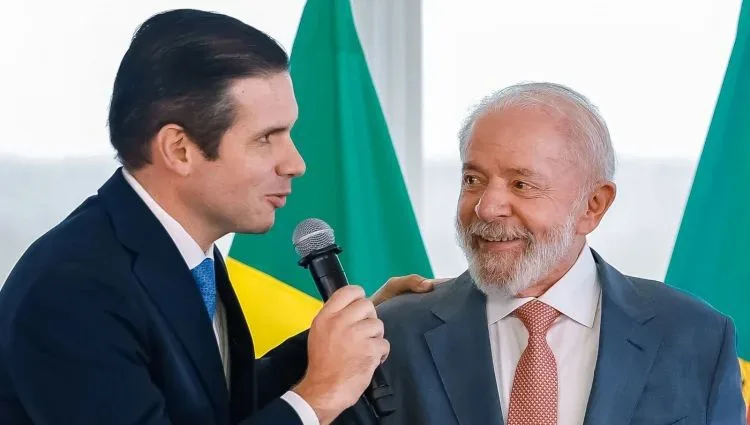 Maringá 98 FM — •Mídia nacional destaca elogios de Lula a Hugo: “É um cara que dá para confiar”• A imprensa nacional por meio da coluna Radar da revista Veja, trouxe ontem (16), elogios públicos do presidente da República, Luís Inácio Lula da Silva (PT), ao presidente da Câmara dos Deputados, deputado Hugo Motta (Republicanos). Segundo Lula, Hugo é uma pessoa em que se pode confiar. De acordo com a coluna, Lula teria ficado muito grato com Hugo, após sua articulação em prol da aprovação do deputado Odair Cunha (PT), para uma das vagas ao Tribunal de Contas da União (TCU). •Veja o trecho [&hellip;]