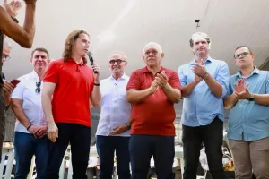 Maringá 98 FM —   O Senador Veneziano Vital do Rêgo (MDB-PB) participou na manhã desta quarta-feira (22) das comemorações alusivas aos 43 anos do bairro de Mangabeira, em João Pessoa. Ele estava acompanhado da esposa e pré-candidata a deputada estadual Ana Claudia (MDB) e foi recebido pelo prefeito da capital, Leo Bezerra; e pelo ex-prefeito e pré-candidato ao Governo da Paraíba, Cícero Lucena. O presidente da Câmara Municipal de João Pessoa, vereador Dinho Dowsley, outros parlamentares, lideranças políticas do bairro e o povo em geral também prestigiaram. Ao falar aos presentes, durante café da manhã que abriu a programação, em frente ao Restaurante […]