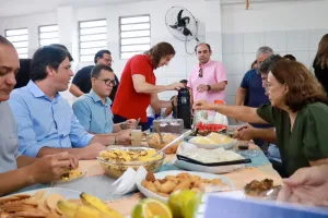 Maringá 98 FM —   O Senador Veneziano Vital do Rêgo (MDB-PB) participou na manhã desta quarta-feira (22) das comemorações alusivas aos 43 anos do bairro de Mangabeira, em João Pessoa. Ele estava acompanhado da esposa e pré-candidata a deputada estadual Ana Claudia (MDB) e foi recebido pelo prefeito da capital, Leo Bezerra; e pelo ex-prefeito e pré-candidato ao Governo da Paraíba, Cícero Lucena. O presidente da Câmara Municipal de João Pessoa, vereador Dinho Dowsley, outros parlamentares, lideranças políticas do bairro e o povo em geral também prestigiaram. Ao falar aos presentes, durante café da manhã que abriu a programação, em frente ao Restaurante […]
