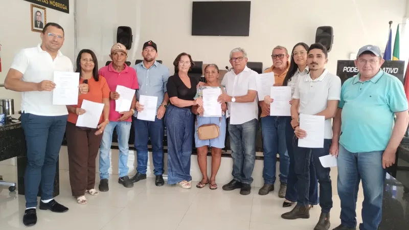 Maringá 98 FM — Omédico e ex-prefeito, Dr. Veríssinho, organizou uma reunião no Plenário Francisco Freitas Nóbrega, da Câmara Municipal de Pombal, com presidentes de associações da zona rural do município. O encontro ocorreu no último sábado (25) e teve como objetivo ouvir reivindicações e apresentar propostas voltadas ao desenvolvimento das comunidades rurais e da cidade. Durante o diálogo, foram discutidas demandas consideradas prioritárias pelas lideranças presentes. Entre os principais pontos está a proposta de pavimentação asfáltica ligando a sede do município aos distritos, com foco nas comunidades de São Pedro, Várzea Comprida dos Leite e Coátiba. Segundo o médico, as ideias por ele [&hellip;]